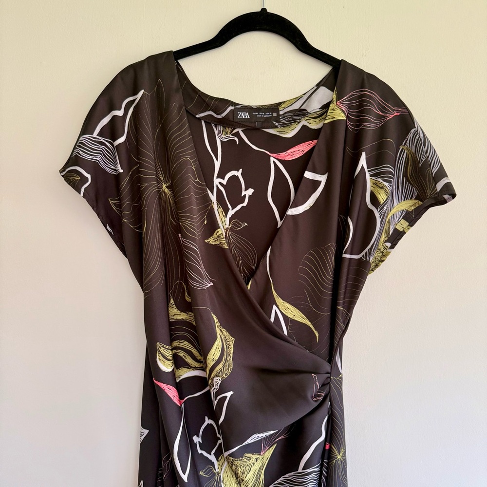 🪷ZARA Women’s Satin Floral Faux Wrap Ruched Short Sleeve Slit Midi Dress - Picture 4 of 9